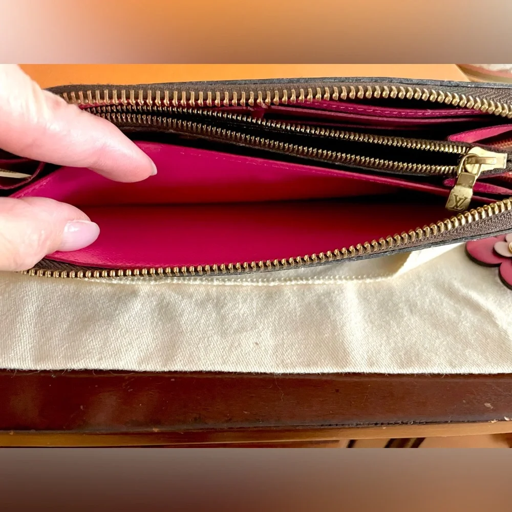 Louis Vuitton Clemence wallet blooming flowers Fuchsia 
EXCELLENT CONDITION - Picture 9 of 16